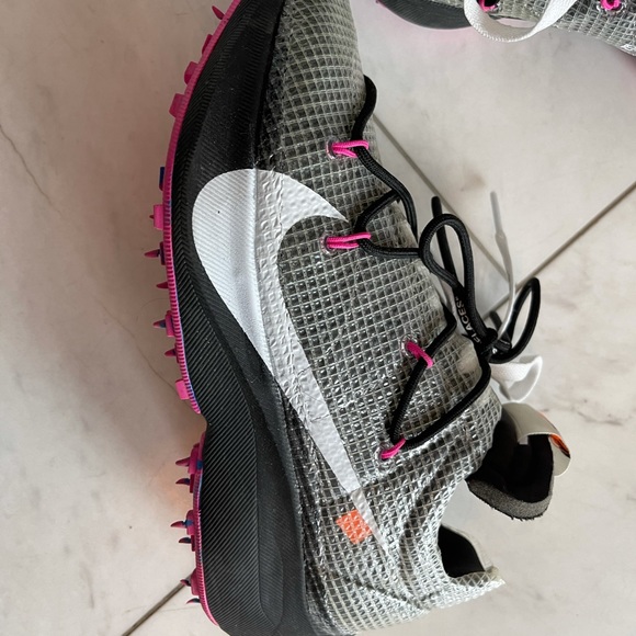 Sneakers - Picture 2 of 6